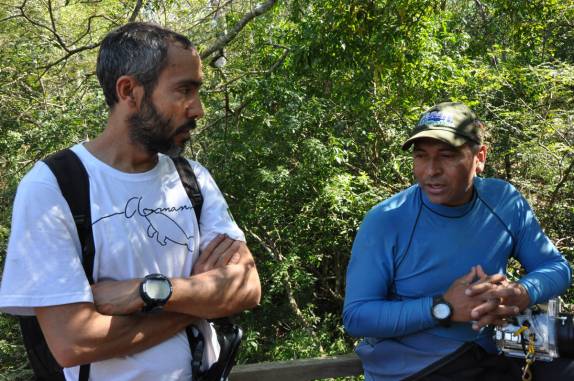Conversando com o João, nosso guia na Lagoa Misteriosa, em Bonito, no Mato Grosso do Sul